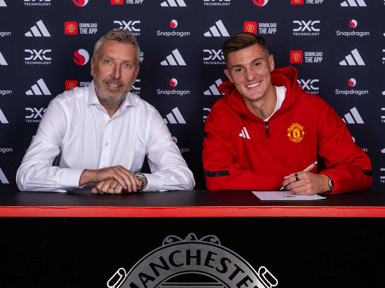 Šeško Signs for Manchester United