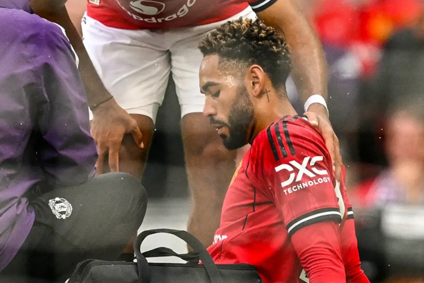 Cunha Heads Down Tunnel—Early Injury Worry for United